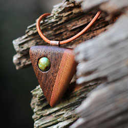 Tyrkysový talisman dřevěný - švestka a ořech