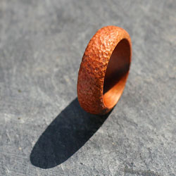 Dřevěný prsten ze švestky kovaný