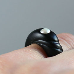Dřevěný prsten ebenový s perlou