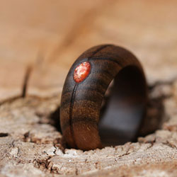 Dřevěný prsten z ořechu se slunečním kamenem
