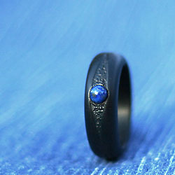 Dřevěný prsten ebenový s lapisem lazuli
