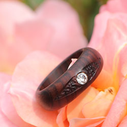Dřevěný prsten z palisandru a Swarovski křišťál