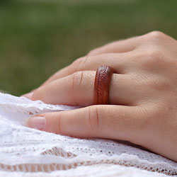 Dřevěný snubní prsten ze švestkového dřeva