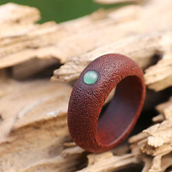 Dřevěný prsten z mahagonu se smaragdem