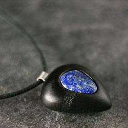 Dřevěný šperk - Lapis lazuli a ebenové dřevo